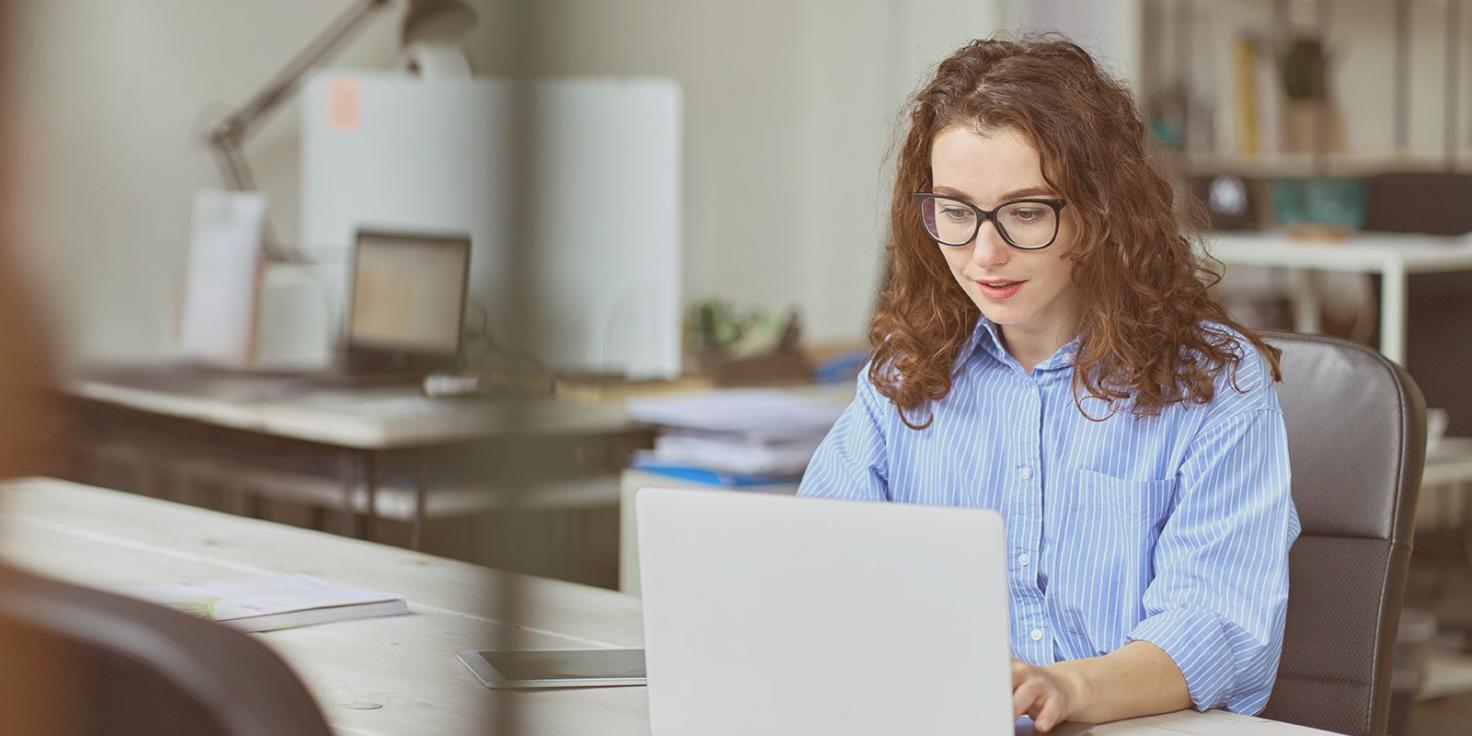 Teilnehmer während einer praktischen Netzwerk-Konfigurationsübung im Labor