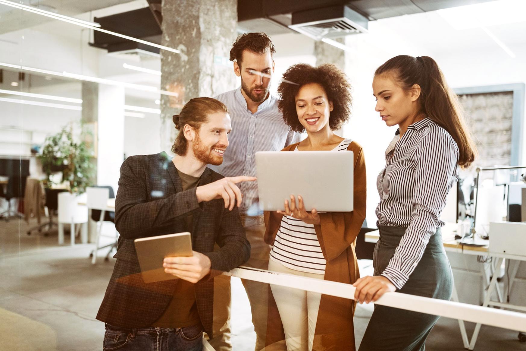 Netzwerkinfrastruktur mit modernen Serverschränken und Kabelmanagement